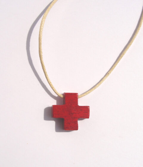 Croix teintée rouge