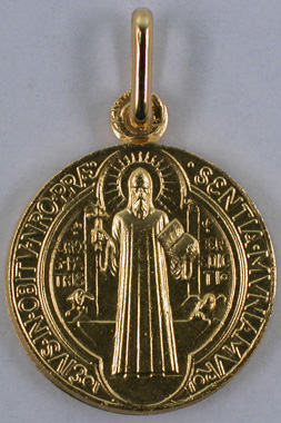 Médaille prénom Benoît Croix 18 carats 18mm