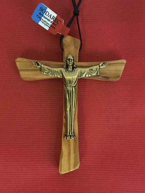 croix en bois d'olivier avec Christ