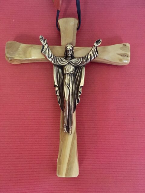 Crucifix en bois d'olivier avec christ