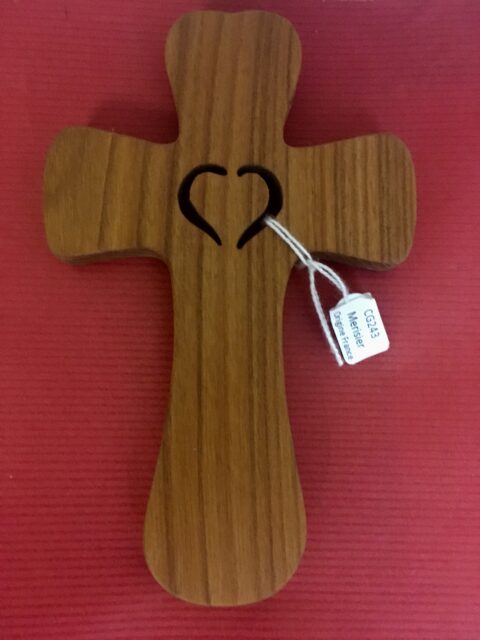 croix coeur en bois de merisier